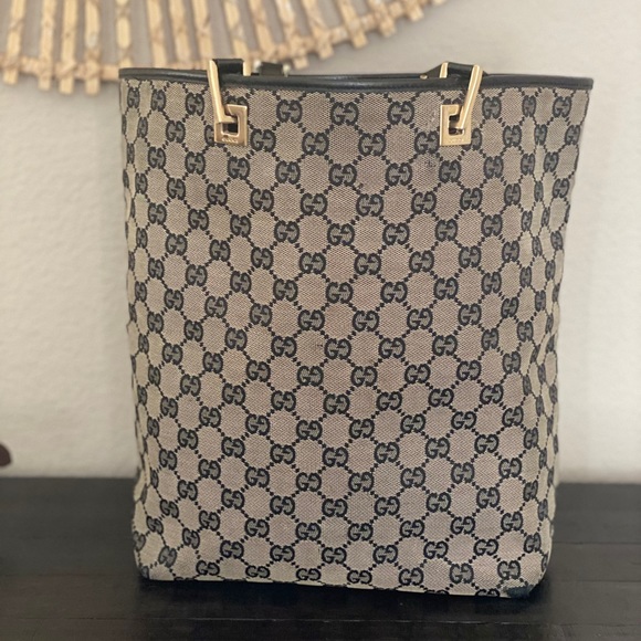 ❌❌SOLD❌❌ Authentic Gucci Tote bag - Picture 2 of 15